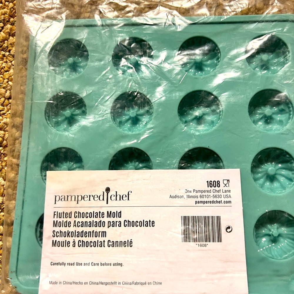 Pampered Chef Fluted Chocolate Mold